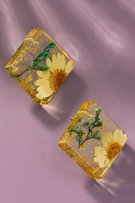 Square resin stud earrings with dried daisy flower
